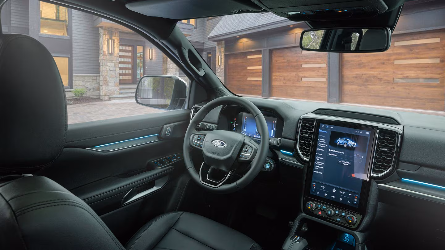 Interior con tecnología avanzada de la Ford Everest